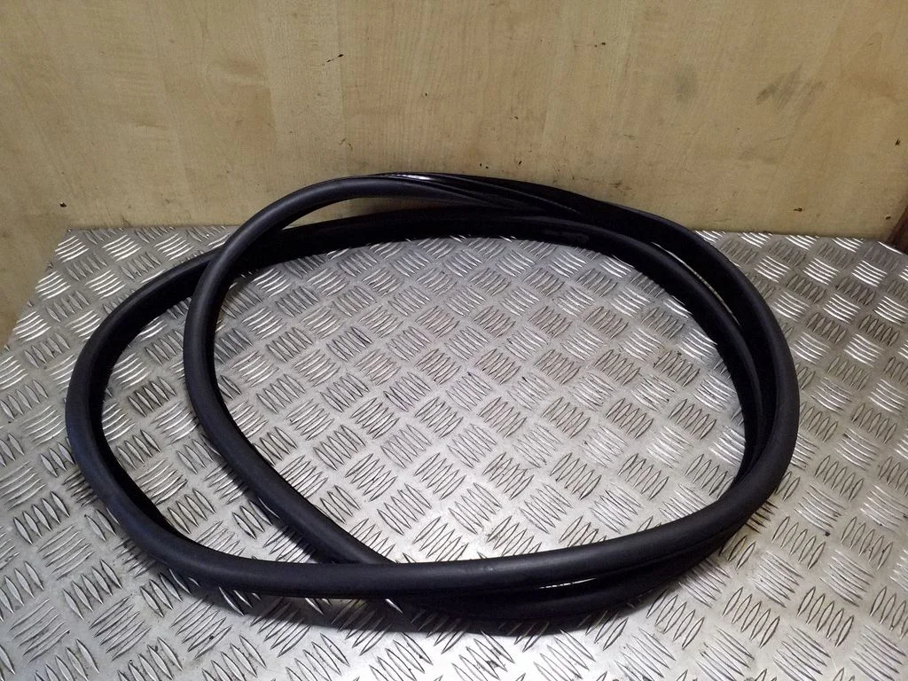 Rear door rubber seal (on body) – left