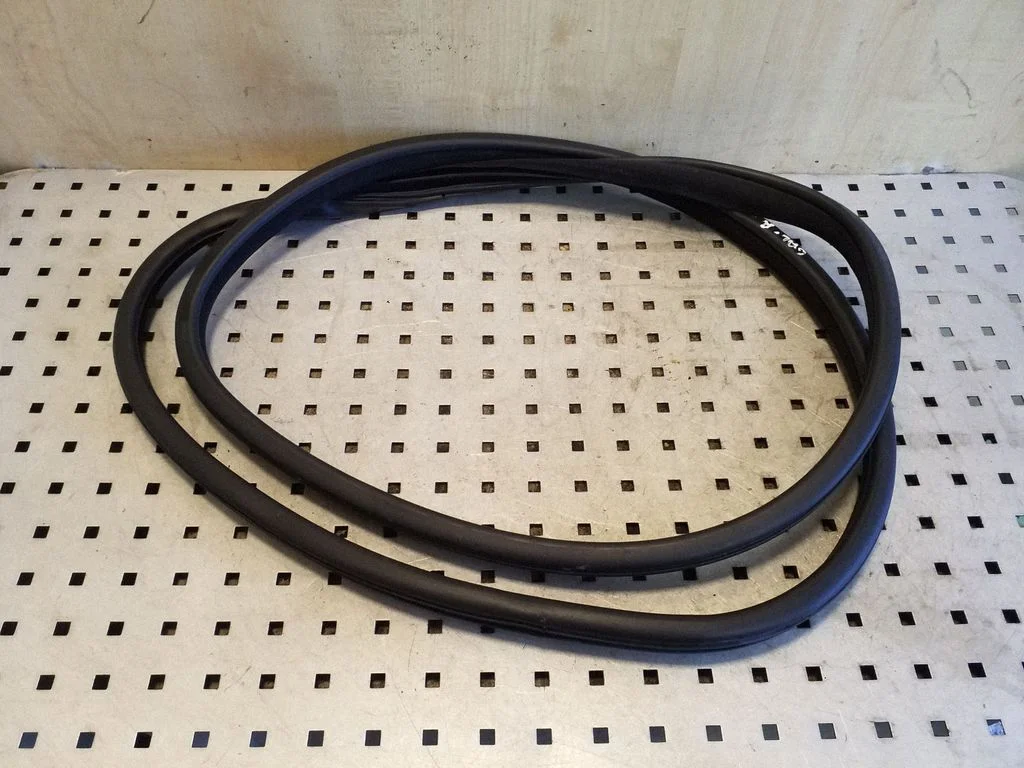 Rear door rubber seal (on body) – right