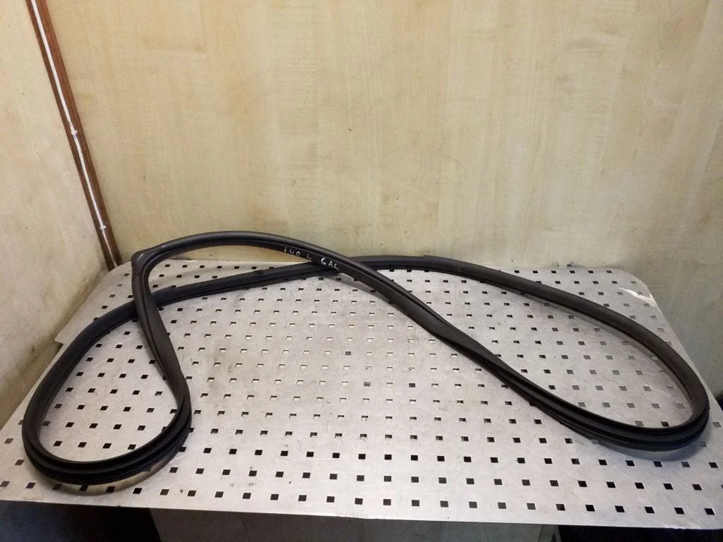 Rear door rubber seal (on body) – left