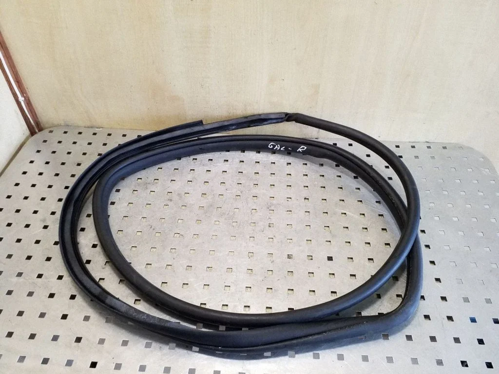 Rear door rubber seal (on body) – right