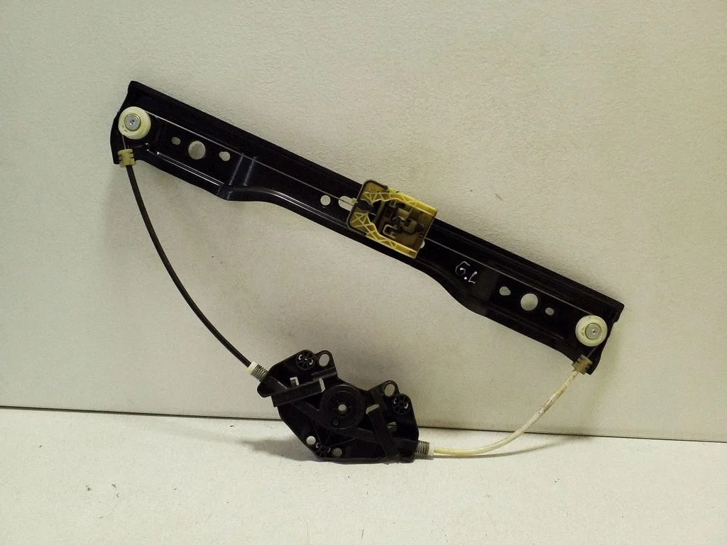 Rear window lifting mechanism without motor C19867102