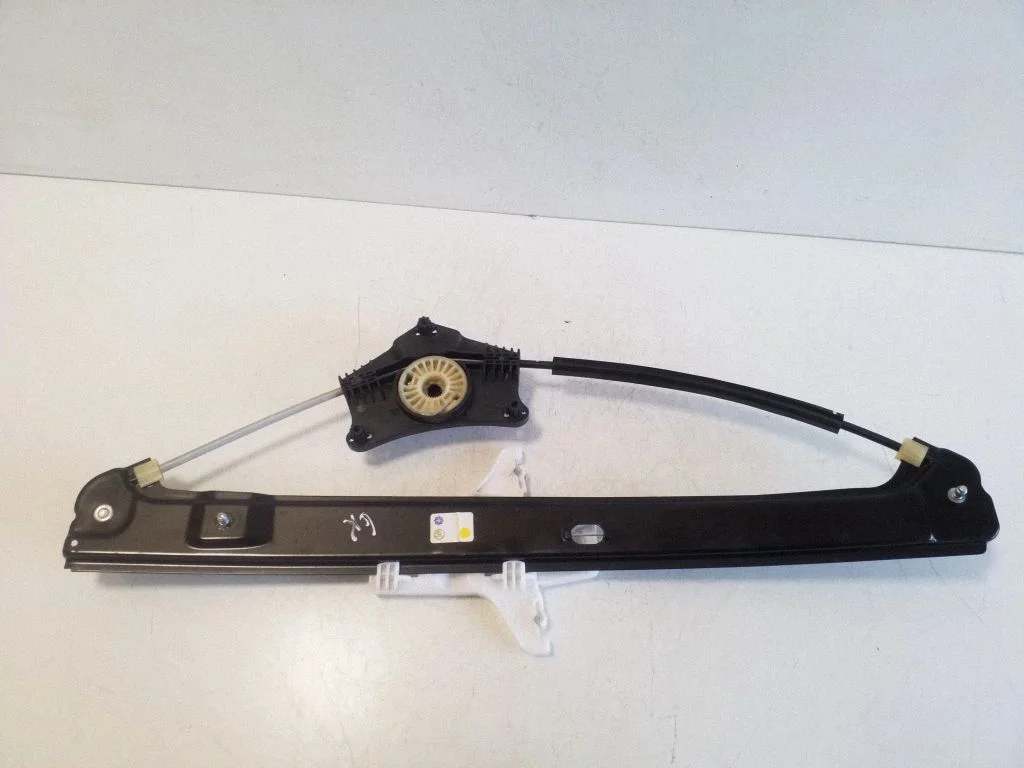 Rear window lifting mechanism without motor 654839462