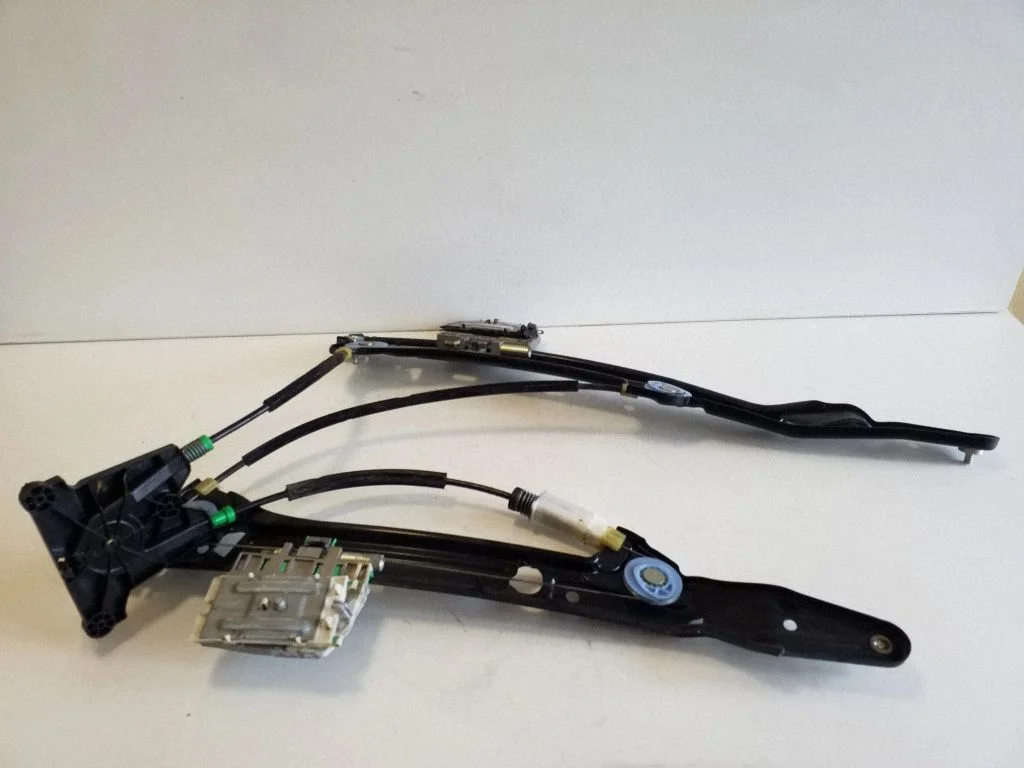 Aizmugurējā el. loga pacēlāja mehānisms bez motoriņa 8T8839462A