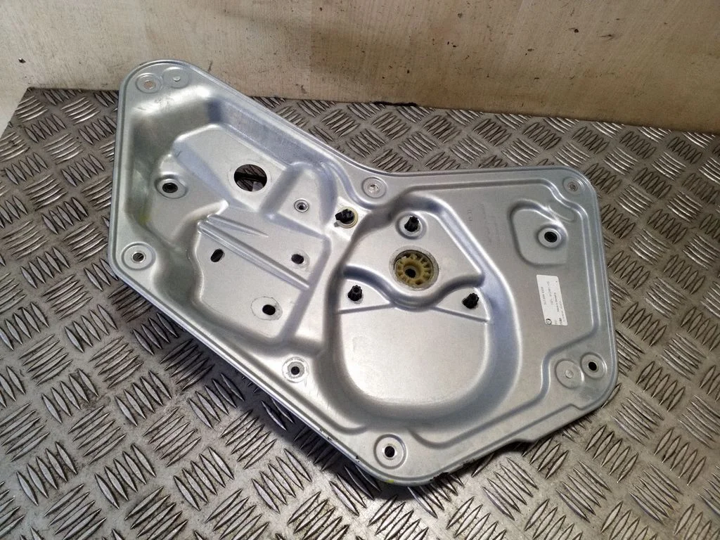 Rear window lifting mechanism without motor 5L0839402B