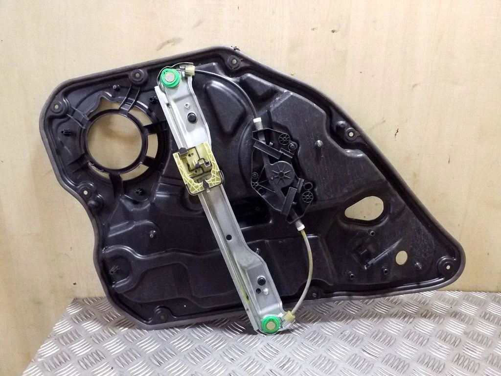 Aizmugurējā el. loga pacēlāja mehānisms bez motoriņa 30784313