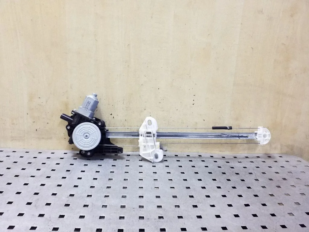 Rear door window regulator with motor CM012360