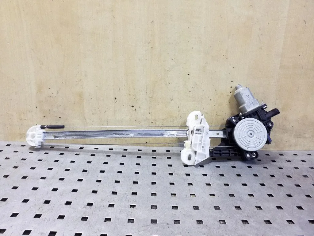 Rear door window regulator with motor CM012350