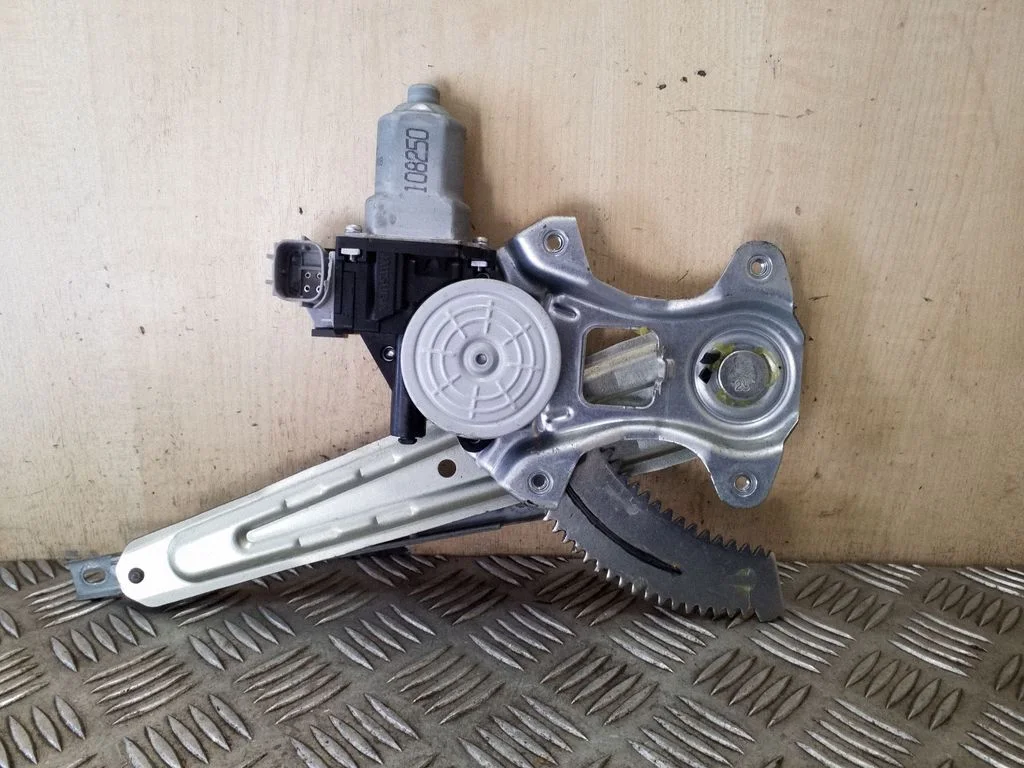 Rear door window regulator with motor – Nissan Juke I F15 (2010-2018)