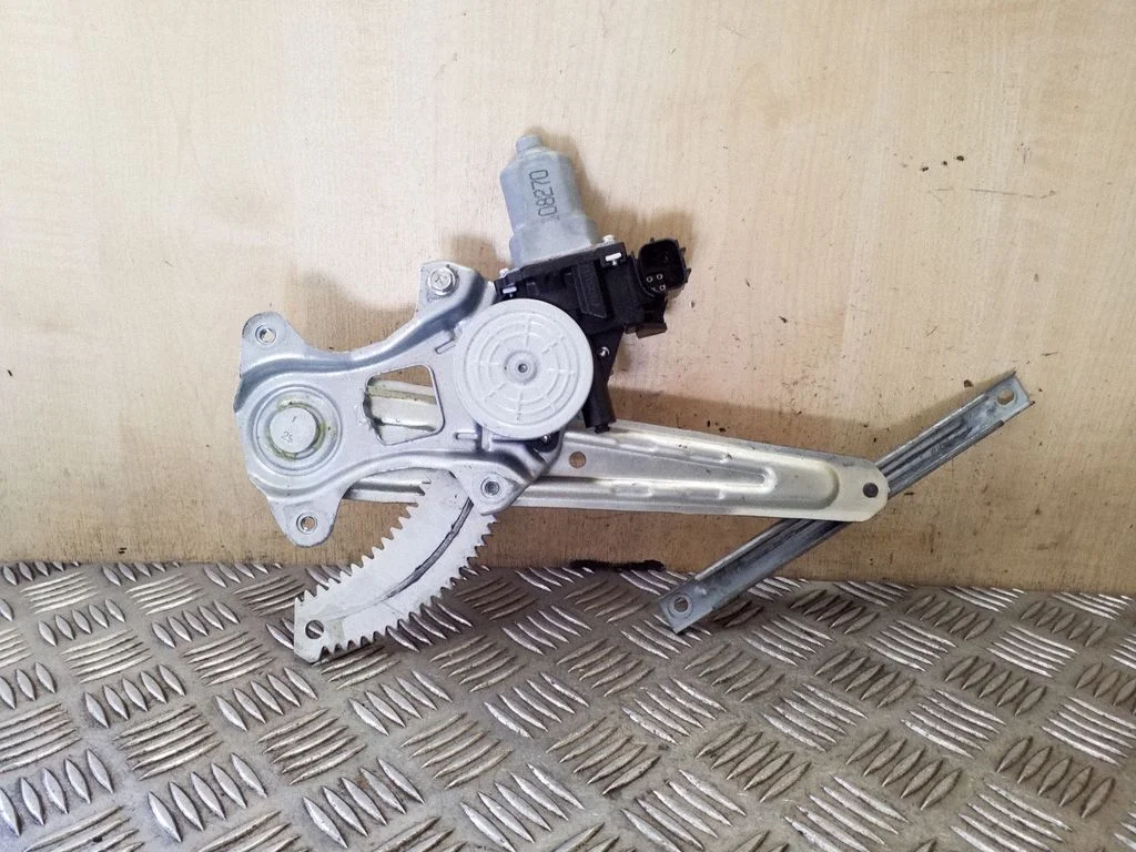 Rear door window regulator with motor – Nissan Juke I F15 (2010-2018)
