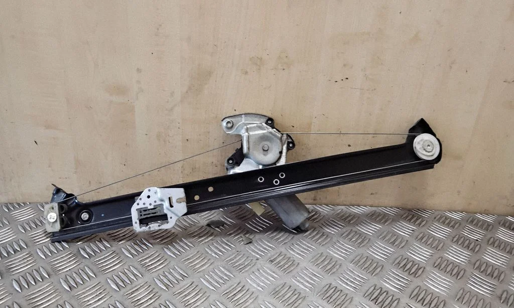 Rear door window regulator with motor 67628362063