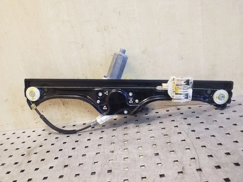 Rear door window regulator with motor 7137030S