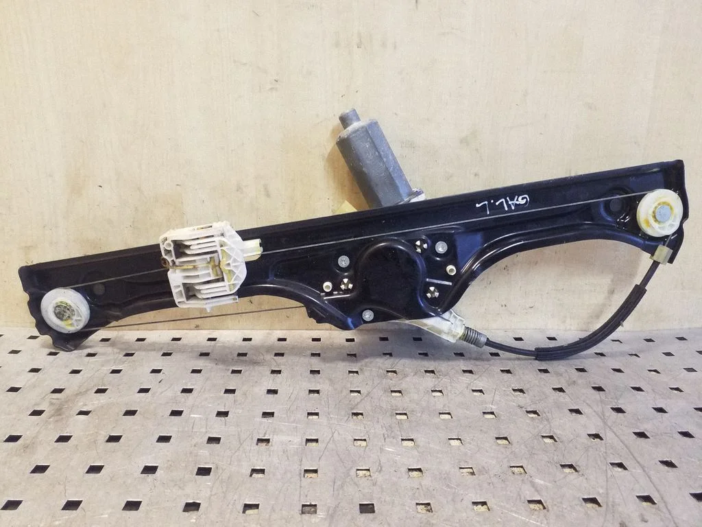 Rear door window regulator with motor 7166381E
