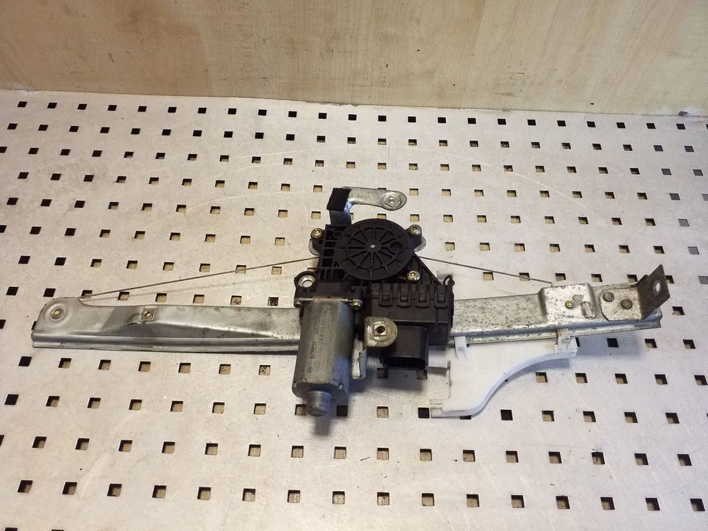Rear door window regulator with motor – Ford Mondeo Mk III (2000-2007)