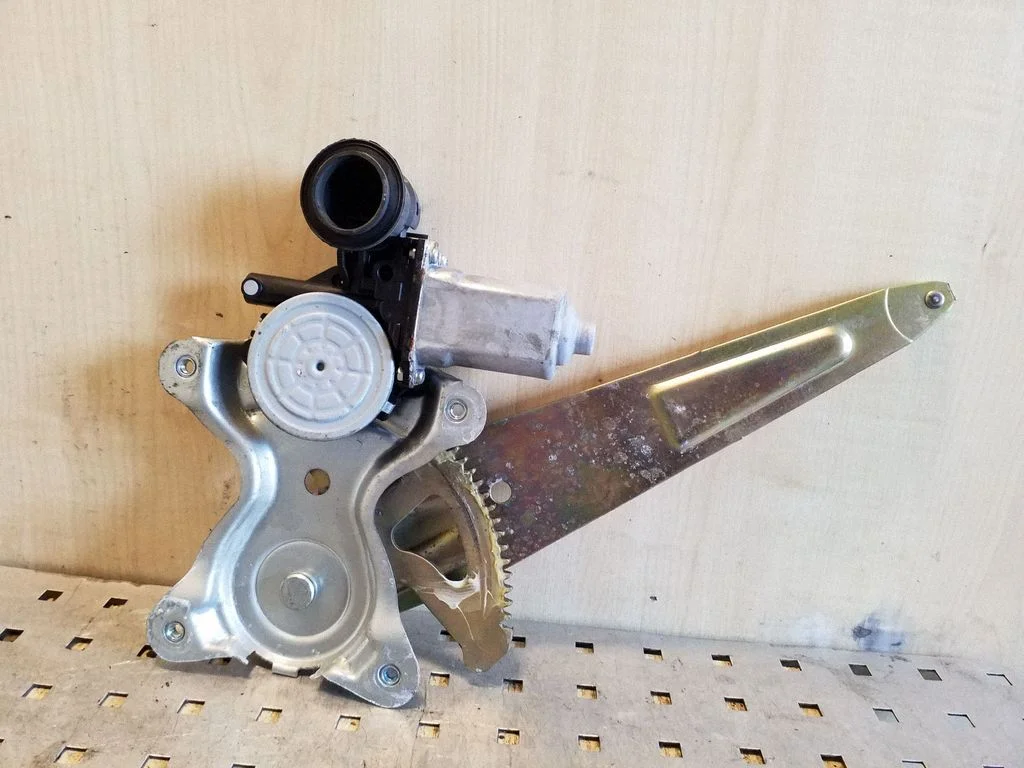 Tagaukse elektriline aknatõstuk mootoriga – Toyota RAV 4 (XA20) (2000-2005)
