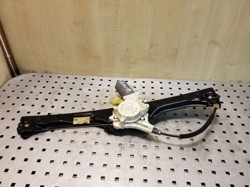 Rear door window regulator with motor 7137030S