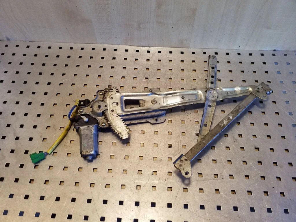 Rear door window regulator with motor A020A