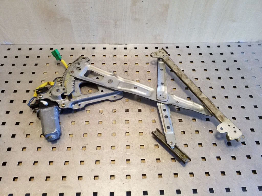 Rear door window regulator with motor A020A