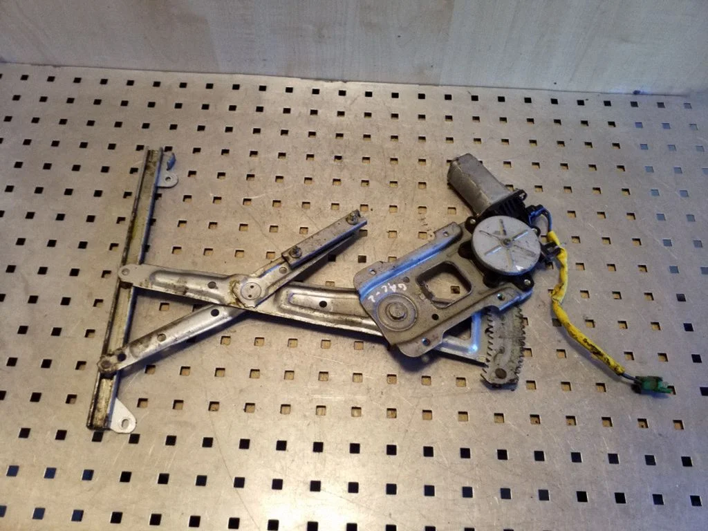 Rear door window regulator with motor A020A