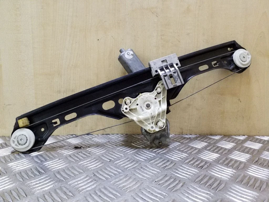 Rear door window regulator with motor 0130822007