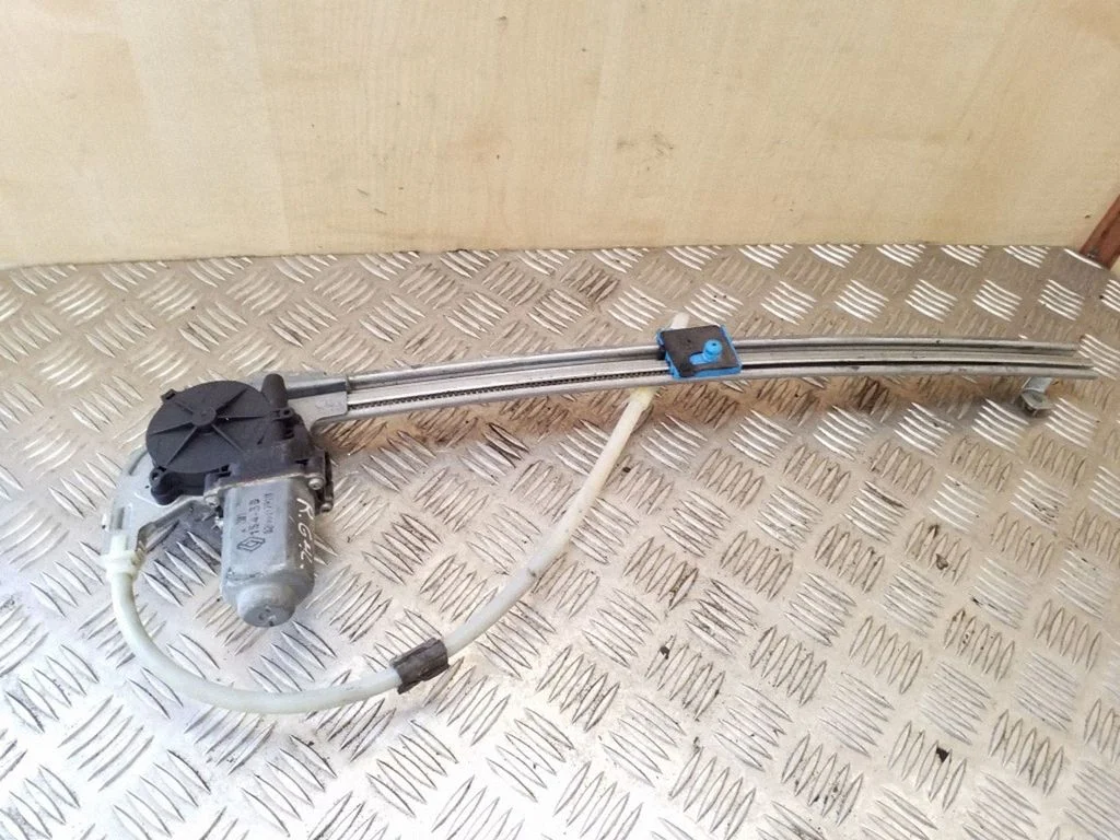 Podnośnik szyby tylnej z silniczkiem 8200017910