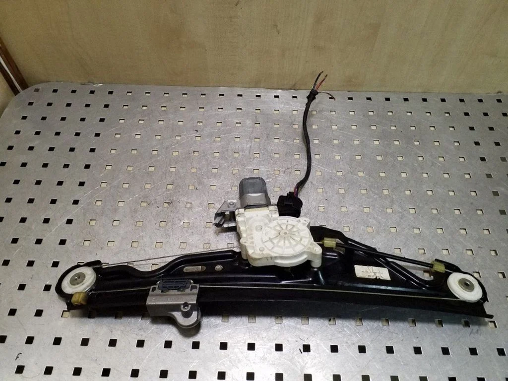 Rear door window regulator with motor 7184743