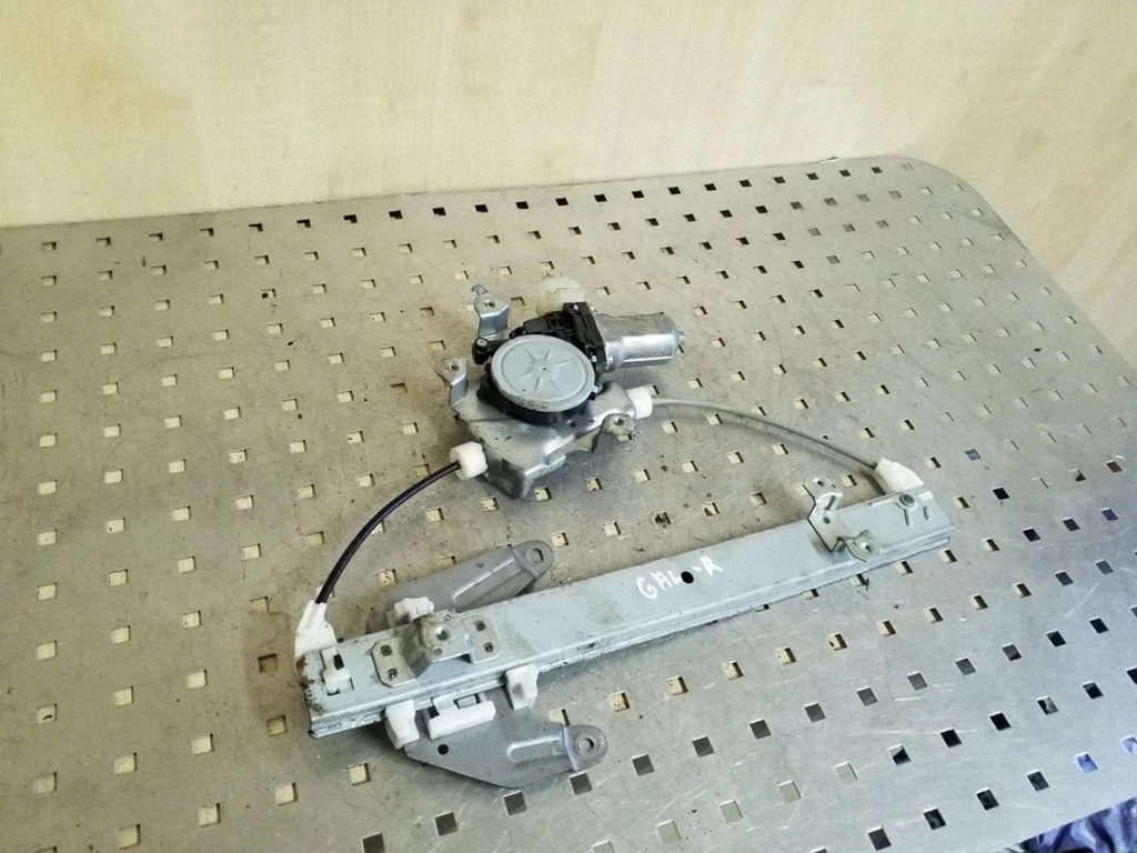 Tagaukse elektriline aknatõstuk mootoriga 82730JG00A