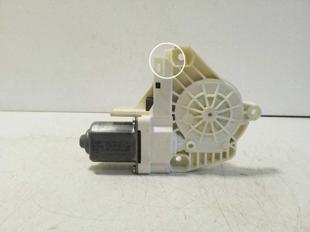 Aizmugurējā loga pacēlāja motoriņš 8K0959812A