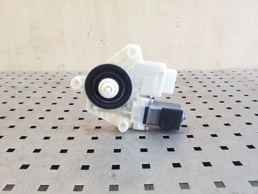 Aizmugurējā loga pacēlāja motoriņš 5Q4959812E