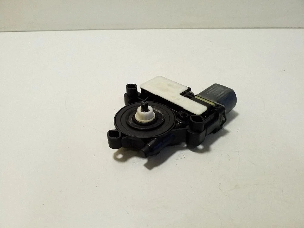 Aizmugurējā loga pacēlāja motoriņš 5Q0959812