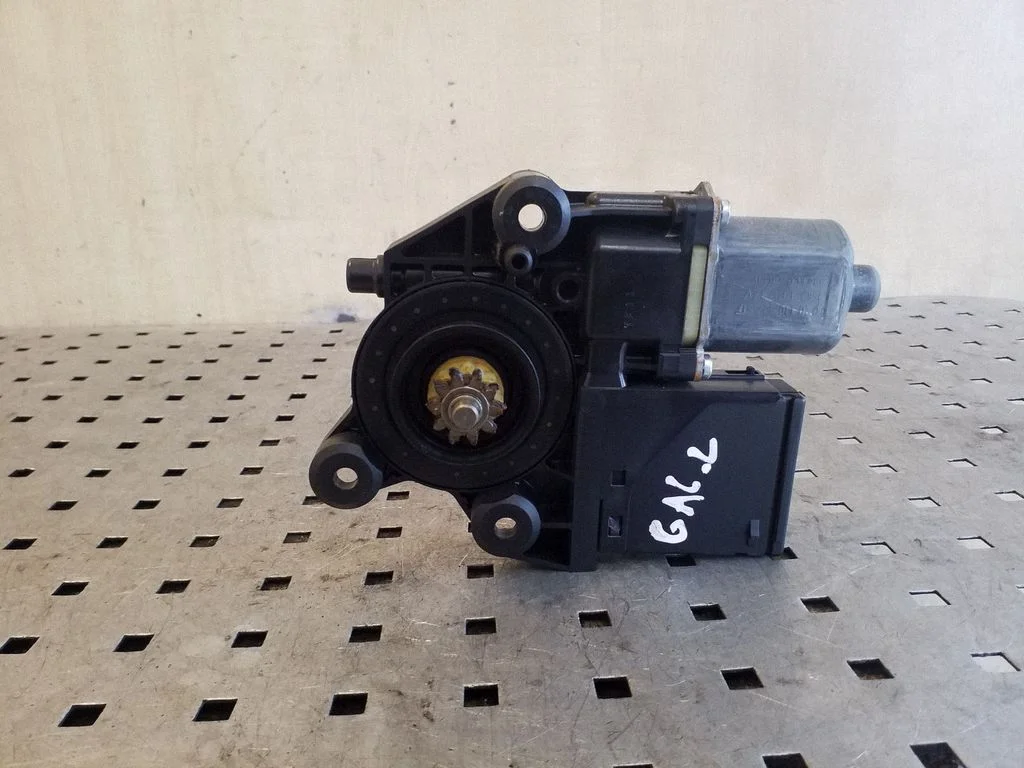 Aizmugurējā loga pacēlāja motoriņš 82731016R