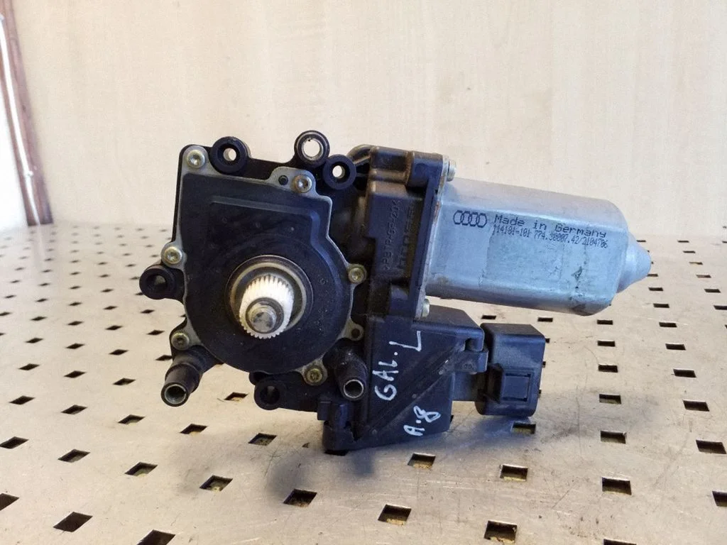 Aizmugurējā loga pacēlāja motoriņš 4D0959801F