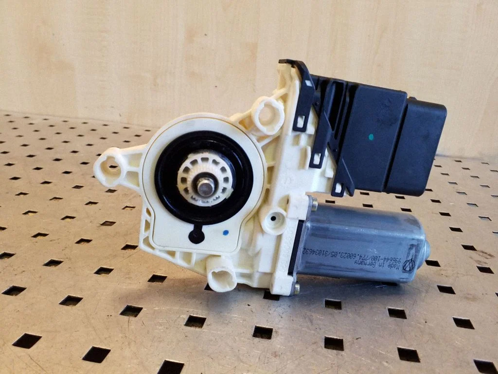 Rear door window regulator motor 1K0959704B