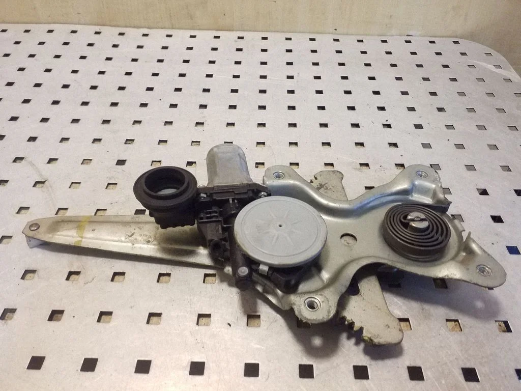 Aizmugurējā loga pacēlāja motoriņš 8571058010