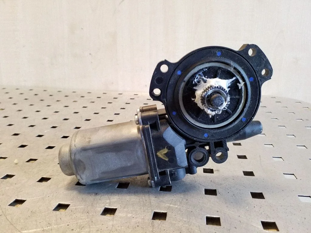 Rear door window regulator motor – Hyundai Santa Fe (2006-2012)