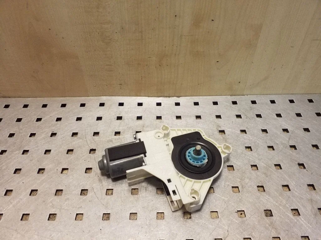 Rear door window regulator motor 942886100