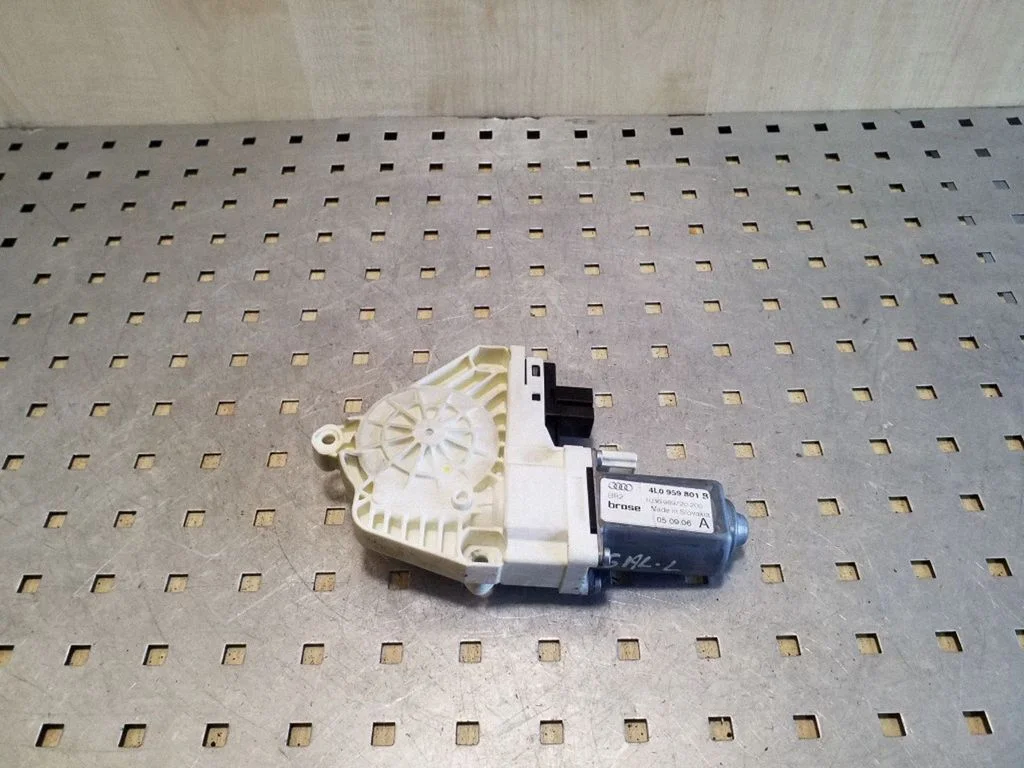 Rear door window regulator motor 4L0959801B