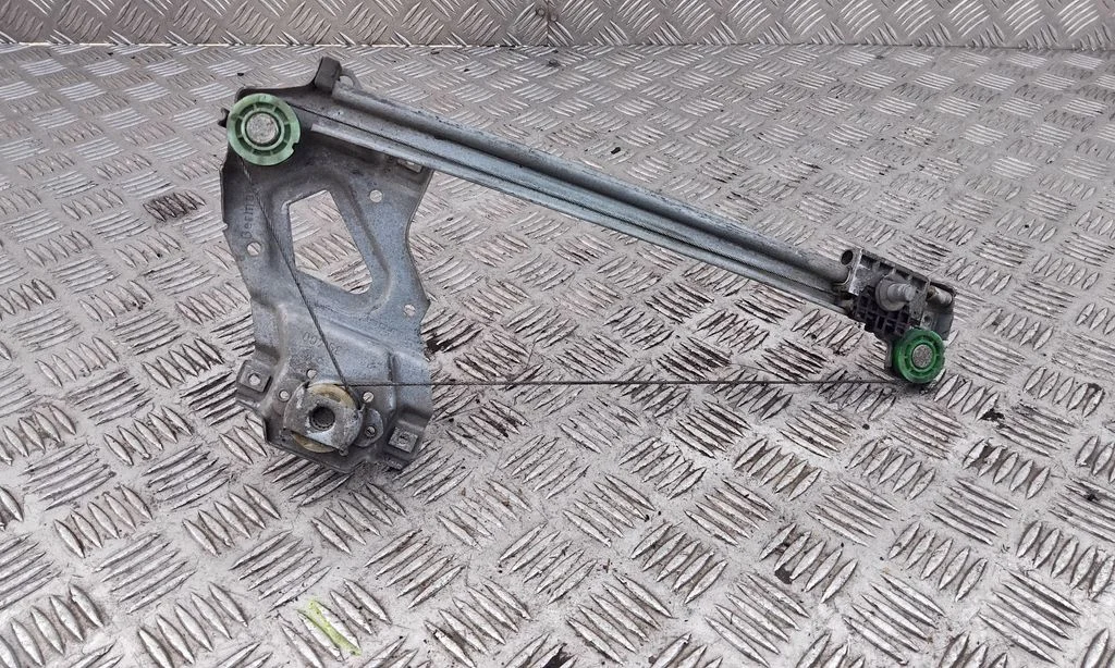 Rear door manual window regulator