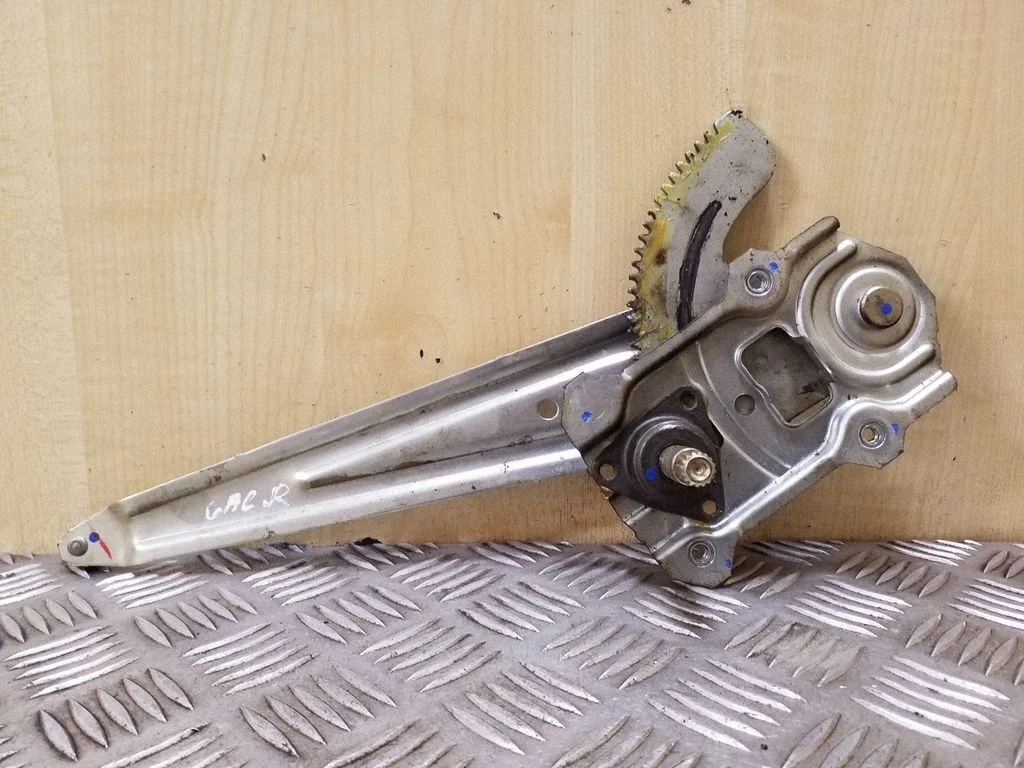 Mechaninis galinio lango pakėlimo mechanizmas