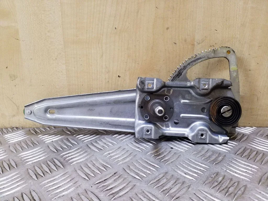 Rear door manual window regulator – right