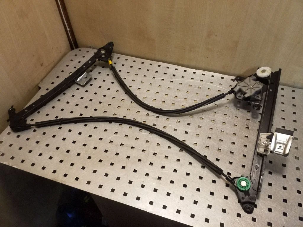 Rear door manual window regulator 7M0839402K