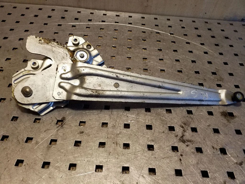 Mechaninis galinio lango pakėlimo mechanizmas