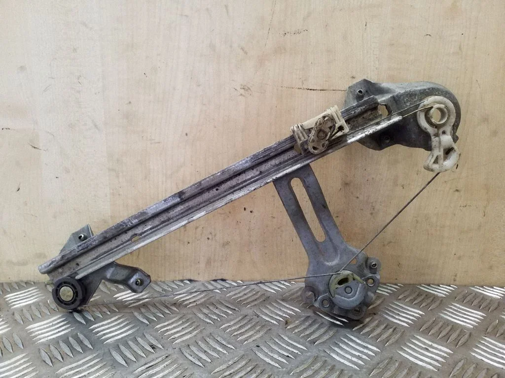 Rear door manual window regulator 90464335