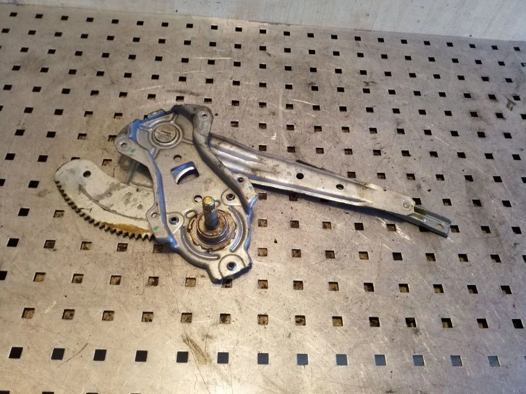 Rear door manual window regulator – Nissan Almera N16 (2000-2010)