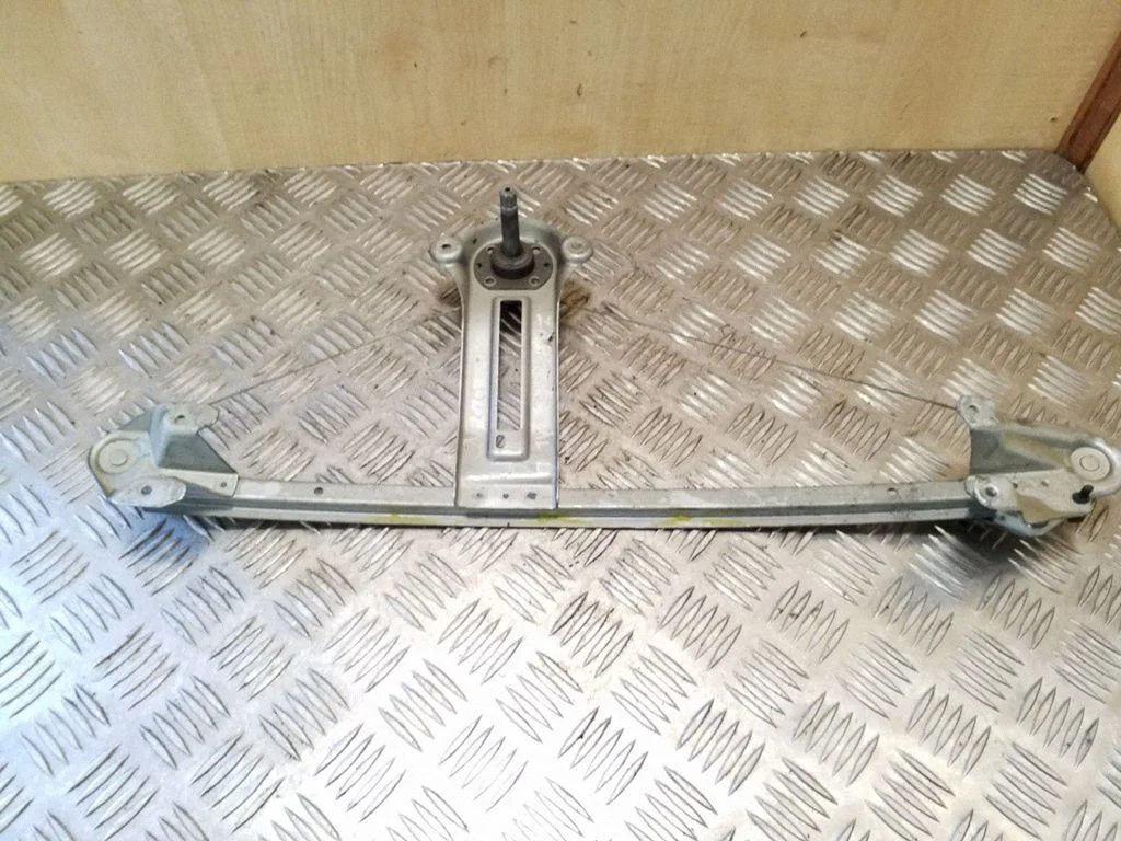 Rear door manual window regulator – Opel Zafira B (2005-2014)