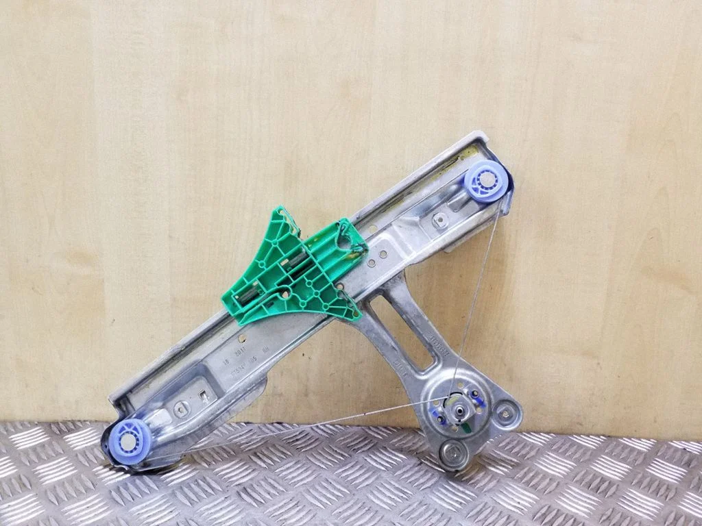 Rear door manual window regulator 13260132