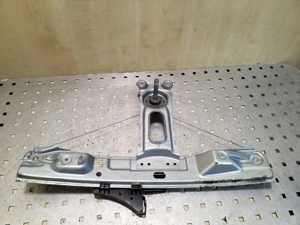 Rear door manual window regulator 13227841