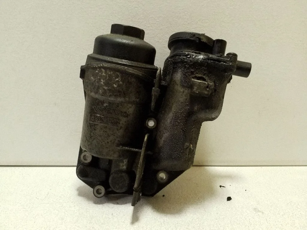 Oil filter mounting bracket – Volvo S60 (2001-2004)