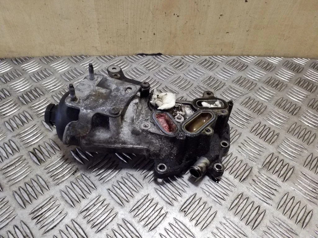 Oil filter mounting bracket