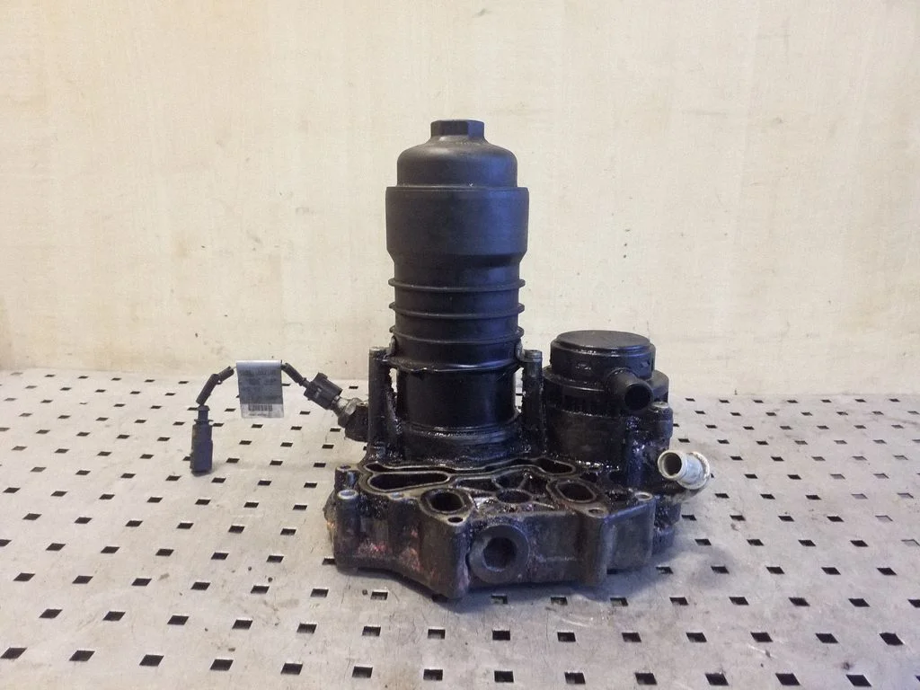 Oil filter mounting bracket – Audi Q7 4L (2005-2015)
