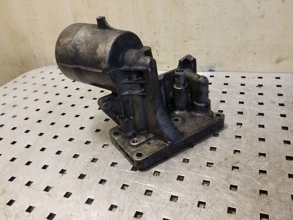Oil filter mounting bracket 070115389E